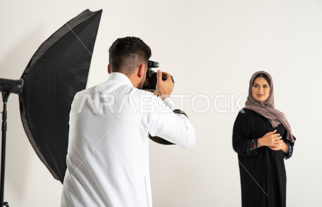 Advertising marketing photography, fashion model and modern models, portrait for a photo session in the studio, a professional Saudi Arabian Gulf photographer taking photographs of a woman wearing a Gulf women's abaya, advanced cameras and equipment, behi