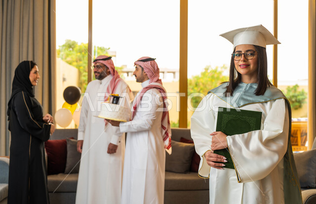 شهادة النجاح والتفوق، قالب الجاتوه المزين بقبعة التخرج، خريجة جامعية ترتدي النظارات الطبية وملابس التخرج، ايماءات وجه تدل على السعادة، عائلة سعودية خليجية عربية تحتفل بتخرج ابنتها من الجامعة في احدى الشاليهات، التعليم في السعودية