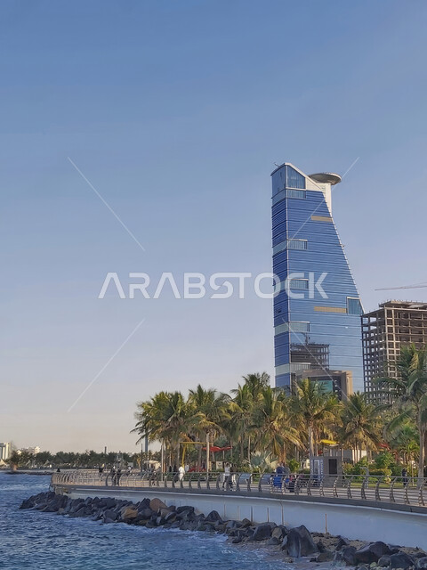 برج الكورنيش الجديد في جدة بالمملكة العربية السعودية ، الواجهه البحرية  السياحية في السعودية ، الأشجار والنباتات الخضراء ، معالم جدة المشهورة ، مناظر طبيعية خلابة