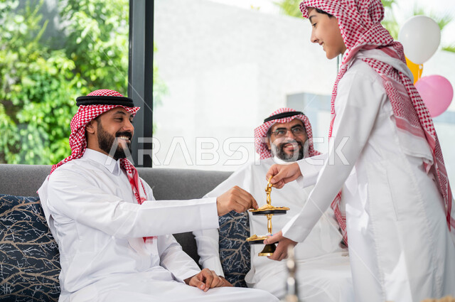 التهنئه بقدوم العيد ,تقديم حلوى وكعك العيد , حسن استقبال واكرام الضيوف, عائلة عربية سعودية خليجية تحتفل بالعيد, ايماءات تدل على الفرح والسعاده, الزيارات و التجمعات الاسريه, الأعياد والمناسبات الاسلامية السعيدة .