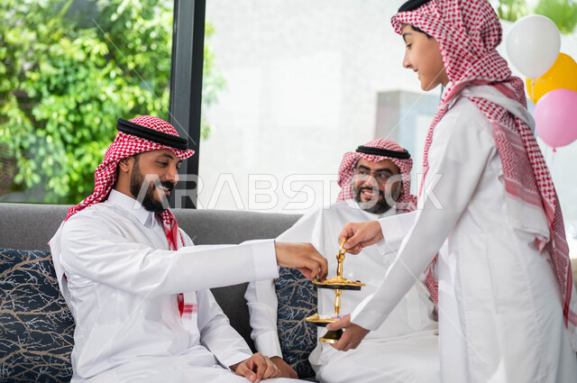 تقديم حلوى وكعك العيد , حسن استقبال واكرام الضيوف, عائلة عربية سعودية خليجية تحتفل بالعيد, ايماءات تدل على الفرح والسعاده, الزيارات و التجمعات الاسريه, التهنئه بقدوم العيد ,الأعياد والمناسبات الاسلامية السعيدة .