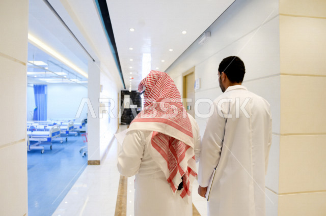طبيبان عربيان خليجيان سعوديان يتجولان داخل المستشفى ، جولة تفقدية للاقسام ، يتبادلان الاستشارات الطبية ، مراجعة تقارير الحالات المرضية، العمل الجماعي للأطباء الاخصائيين في المستشفى ، مفهوم الطب والرعاية الصحية