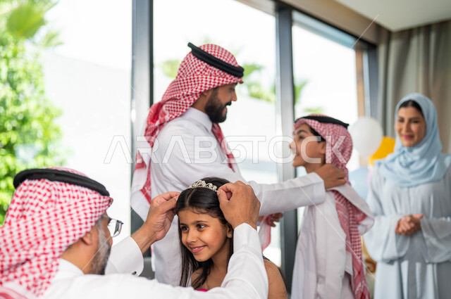 أجواء العيد في المجتمع العربي السعودي, التجمل والتزيين ومساعدة الابناء في اللباس, تجمع أسري لعائلة عربية خليجية سعودية تحتفل  في عيد الاضحى المبارك, أعياد ومناسبات اسلامية , ايماءات تدل على السعادة