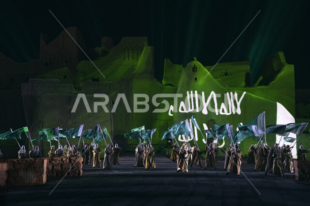 العرضه والرقصه السعوديه الشعبيه التقليديه, احتفالات ومهرجانات في الرياض في المملكة العربية السعودية ,مجموعة من الرجال العرب السعوديون الخليجيون يحملون علم المملكة , حفل افتتاح مطل ومنتزه البجيري الوطني التراثي في الدرعيه ، مشروع تطوير الدرعيه التاريخيه