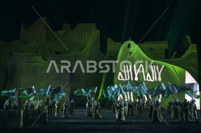 العرضه والرقصه السعوديه الشعبيه التقليديه, احتفالات ومهرجانات في الرياض في المملكة العربية السعودية ,مجموعة من الرجال العرب السعوديون الخليجيون يحملون علم المملكة , حفل افتتاح مطل ومنتزه البجيري الوطني التراثي في الدرعيه ، مشروع تطوير الدرعيه التاريخيه، ا