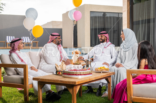  ديكورات و زينة العيد السعيد, تجمع أسري لعائلة عربيه خليجية سعودية تحتفل بعيد الاضحى المبارك في احدى المنتجعات و الشاليهات الفاخرة,   قضاء اوقات ممتعة مع الابناء, أعياد ومناسبات اسلامية