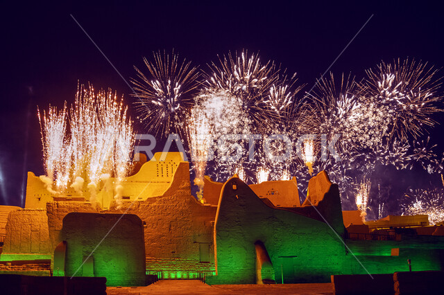 المفرقعات النارية في الليل, أسوار الدرعية القديمة, احتفالات ومهرجانات في الرياض في المملكة العربية السعودية , حفل افتتاح مطل ومنتزه البجيري الوطني التراثي في الدرعيه ، مشروع تطوير الدرعيه التاريخيه، اماكن سياحيه ترفيهيه اثريه مشهوره