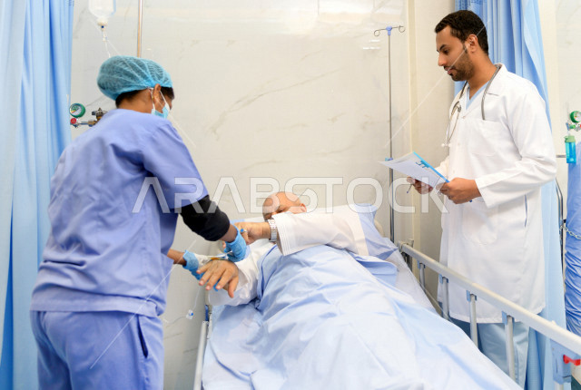 رجل كبير بالسن عربي خليجي سعودي مريض مستلقي على سرير المستشفى، تلقى العلاج و العناية في المستشفى ،اجراء عمليه جراحية ، مستشفى خاص بكبار السن، مفهوم الطب والرعاية الصحية