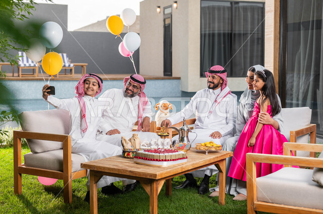 التقاط صور السيلفي عبر الجوال في عيد الاضحى المبارك, تجمع أسري لعائلة عربية خليجيه سعودية, الاحتفال في العيد مع الابناء و الاحفاد في الشاليهات والمنتجعات في ايام العيد السعيد في السعوديه, أعياد ومناسبات اسلامية