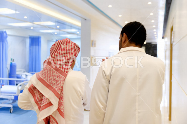 طبيبان عربيان خليجيان سعوديان يتجولان داخل المستشفى ، جولة تفقدية للاقسام ، يتبادلان الاستشارات الطبية ، مراجعة تقارير الحالات المرضية، العمل الجماعي للأطباء الاخصائيين في المستشفى ، مفهوم الطب والرعاية الصحية