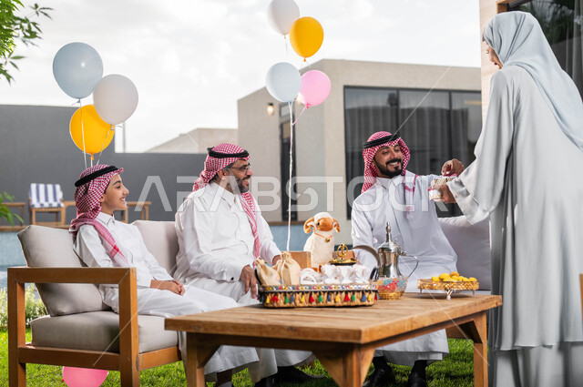عيد الاضحى المبارك, قضاء اوقات ممتعه في احدى الشاليهات الفاخره ،تقديم قطع الشوكولاتة, امرأة عربية خليجية سعودية محجبه, حسن استقبال و اكرام الضيوف, اجتماع العائله والاحتفال مع الأطفال في العيد السعيد ،اعياد وومناسبات اسلامية