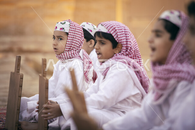 مشروع تطوير الدرعية, مجموعة من الاطفال الصغار يرتدون الزي السعودي التقليدي في حفل افتتاح مطل ومنتزه البجيري الوطني التراثي في الدرعيه, احتفالات ومهرجانات في الرياض في المملكة العربية السعودية , معالم تراثية تاريخية اثرية سياحية .