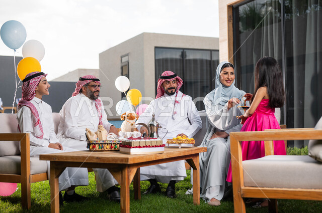 تقديم حلويات العيد المبارك, حسن استقبال و اكرام الضيوف في عيد الاضحى المبارك ,قضاء اوقات ممتعه في احدى الشاليهات الفاخره ، اجتماع العائله والاحتفال مع الأطفال في العيد السعيد ،اعياد وومناسبات اسلامية