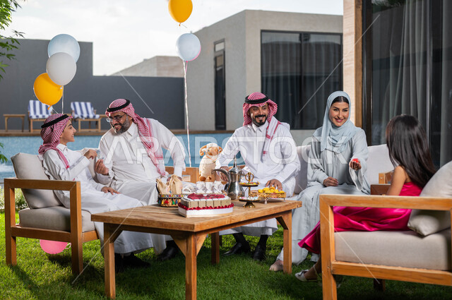 قضاء اوقات ممتعة في احدى الشاليهات الفاخره ،تقديم حلويات العيد المبارك, فتاه عربية خليجية سعودية , حسن استقبال و اكرام الضيوف, اجتماع العائله والاحتفال مع الأطفال في العيد السعيد ،اعياد وومناسبات اسلامية