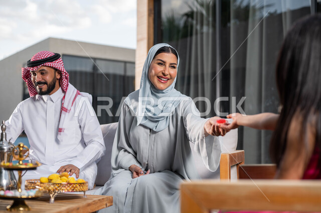 قضاء اوقات ممتعة في احدى الشاليهات الفاخره ،تقديم حلويات العيد المبارك, فتاه عربية خليجية سعودية , حسن استقبال و اكرام الضيوف, اجتماع العائله والاحتفال مع الأطفال في العيد السعيد ،اعياد وومناسبات اسلامية