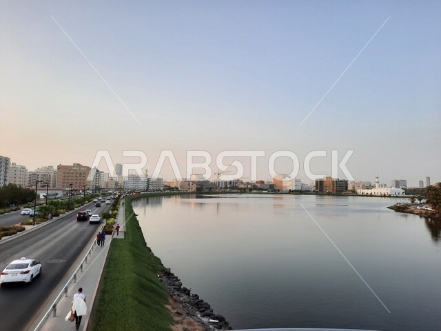 الشوارع و الطرق المعبدة في مدينة جدة, إطلالة لغروب الشمس على الواجهة البحرية لجدة, حركة مرور السيارات في طرقات المملكة العربية السعودية, التصميم الهندسي المعماري لطرق مدينة جدة