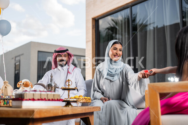 قضاء اوقات ممتعة في احدى الشاليهات الفاخره ،تقديم حلويات العيد المبارك, فتاه عربية خليجية سعودية , حسن استقبال و اكرام الضيوف, اجتماع العائله والاحتفال مع الأطفال في العيد السعيد ،اعياد ومناسبات اسلامية