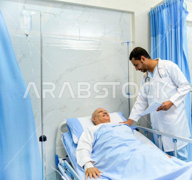 رجل كبير بالسن عربي خليجي سعودي مريض مستلقي على سرير المستشفى، تلقى العلاج و العناية في المستشفى ،اجراء عمليه جراحية ، مستشفى خاص بكبار السن، مفهوم الطب والرعاية الصحية