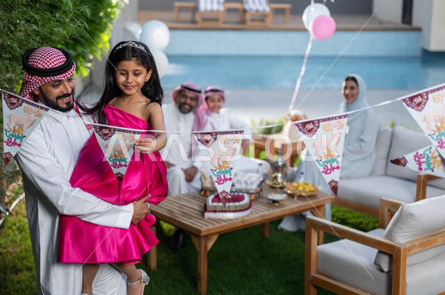 قضاء أوقات ممتعة مع الابناء  في الشاليهات والمنتجعات في ايام العيد السعيد في السعوديه, الزيارات والتجمعات العائلية, أب عربي خليجي سعودي يحمل ابنته ويحتفلون في العيد الاضحى, ايماءات تدل على الفرح والسعاده, ديكورات وزينة العيد السعيد, مناسبات وأعياد اسلامية