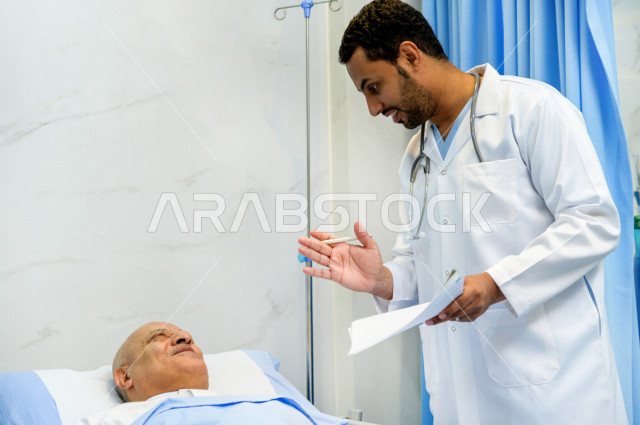 رجل كبير بالسن عربي خليجي سعودي مريض مستلقي على سرير المستشفى، تلقى العلاج و العناية في المستشفى ،اجراء عمليه جراحية ، مستشفى خاص بكبار السن، مفهوم الطب والرعاية الصحية
