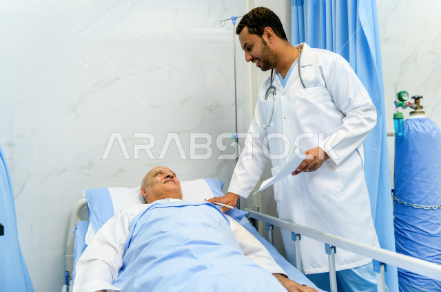رجل كبير بالسن عربي خليجي سعودي مريض مستلقي على سرير المستشفى، تلقى العلاج و العناية في المستشفى ،اجراء عمليه جراحية ، مستشفى خاص بكبار السن، مفهوم الطب والرعاية الصحية