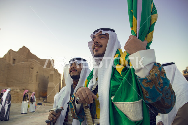 معالم اثرية تراثية تايخيه مشهورة, احتفالات افتتاح مطل ومنتزه البجيري في الدرعية في مدينة الرياض ، عروض مسرحيه شعبيه، مجموعه من الرجال العرب السعوديون الخليجيون يرتدون الزي الشعبي التقليدي، اليوم الوطني السعودي 