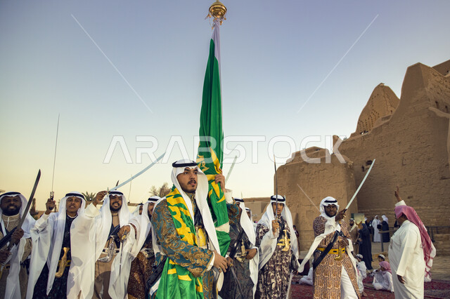 معالم اثرية تراثية تايخيه مشهورة, احتفالات افتتاح مطل ومنتزه البجيري في الدرعية في مدينة الرياض ، عروض مسرحيه شعبيه، مجموعه من الرجال العرب السعوديون الخليجيون يرتدون الزي الشعبي التقليدي، اليوم الوطني السعودي 