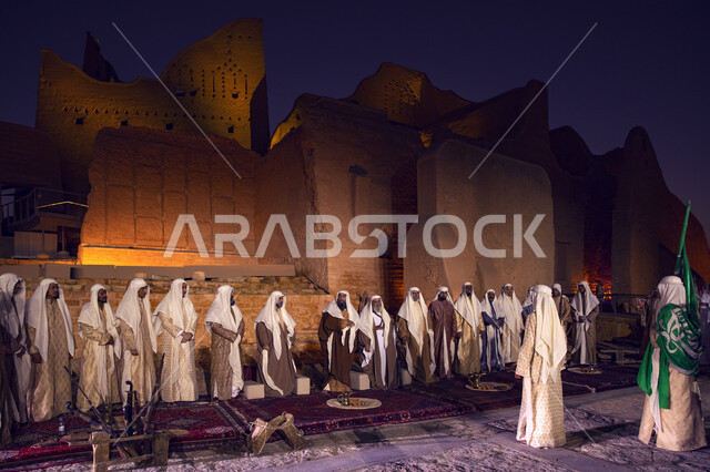 معالم اثرية تراثية تايخيه مشهورة, احتفالات افتتاح مطل ومنتزه البجيري في الدرعية في مدينة الرياض ، عروض مسرحيه شعبيه، مجموعه من الرجال العرب السعوديون الخليجيون يرتدون الزي الشعبي التقليدي، اليوم الوطني السعودي 