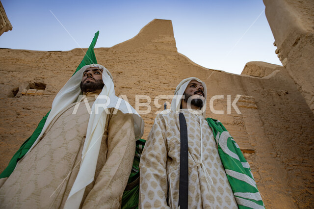 معالم اثرية تراثية تايخيه مشهورة, احتفالات افتتاح مطل ومنتزه البجيري في الدرعية في مدينة الرياض ، عروض مسرحيه شعبيه، مجموعه من الرجال العرب السعوديون الخليجيون يرتدون الزي الشعبي التقليدي، اليوم الوطني السعودي 