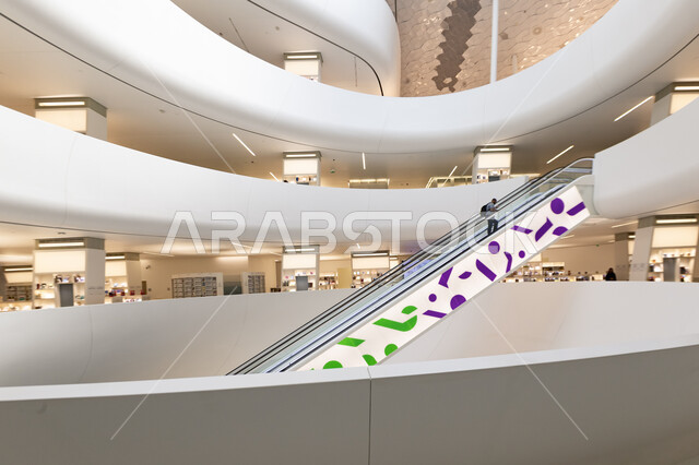 صورة لسلم كهربائي من داخل مركز الملك عبد العزيز الثقافي العالمي في مدينة الظهران في المملكة العربية السعودية, فن التصاميم الداخلية لمركز إثراء الثقافي، منارة ثقافية و معالم سياحية مشهورة.