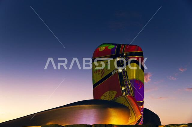 الواجهة الخارجية في موسم تنوين للأنشطة التعليمية و الترفيهية لمركز إثراء في مدينة الظهران في المملكة العربية السعودية، صورة مقربة لمبنى الملك عبد العزيز الثقافي العالمي في فترة الليل،  منارة ثقافية و معالم سياحية مشهورة.