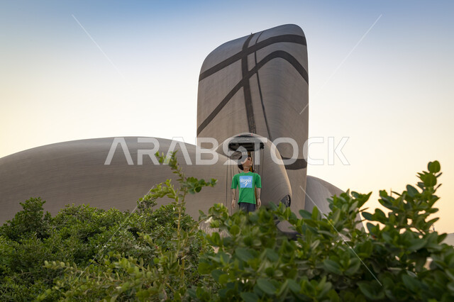 مجسم روبوت ذكي منطور أمام مبنى إثراء في مدينة الظهران في المملكة العربية السعودية، تطور وتقدم التقنيه و التكنولوجيا و الذكاء الاصطناعي في مركز الملك عبد العزيز الثقافي العالمي،  منارة ثقافية و معالم سياحية مشهورة.