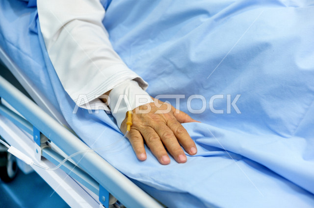 رجل كبير بالسن عربي خليجي سعودي مريض مستلقي على سرير المستشفى، تلقى العلاج و العناية في المستشفى ،اجراء عمليه جراحية ، مستشفى خاص بكبار السن، مفهوم الطب والرعاية الصحية