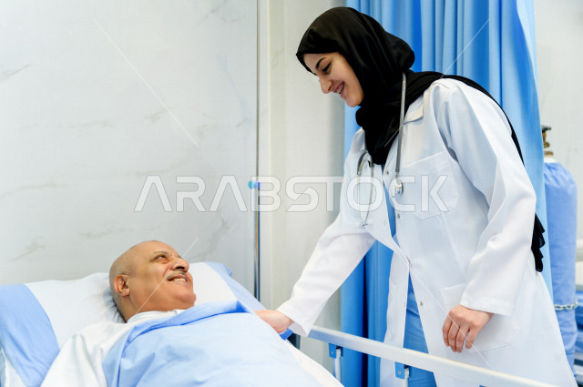 رجل كبير بالسن عربي خليجي سعودي مريض مستلقي على سرير المستشفى، تلقى العلاج و العناية في المستشفى ،اجراء عمليه جراحية ، مستشفى خاص بكبار السن، مفهوم الطب والرعاية الصحية