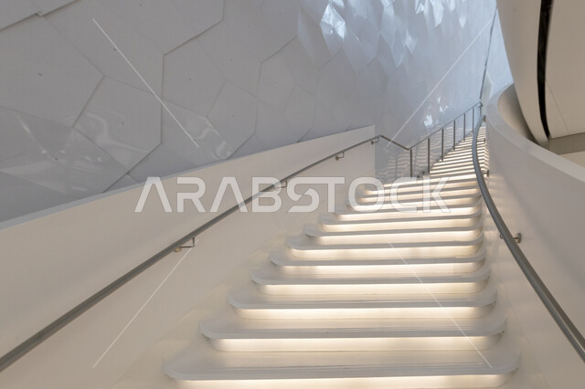 مركز إثراء - صورة من الداخل لمركز اثراء المعرفة  في منطقة الظهران في المملكة العربية السعودية ، مركز الملك عبد العزيز الثقافي العالمي ،معارض ومكتبات ، اماكن ثقافية تعليمية في السعوديةتنوين 