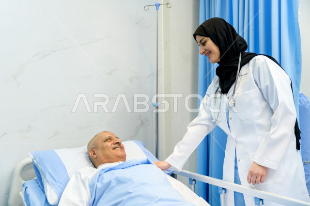رجل كبير بالسن عربي خليجي سعودي مريض مستلقي على سرير المستشفى، تلقى العلاج و العناية في المستشفى ،اجراء عمليه جراحية ، مستشفى خاص بكبار السن، مفهوم الطب والرعاية الصحية