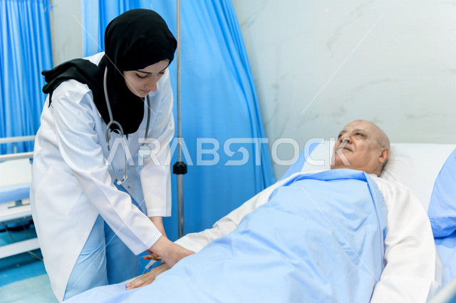 رجل كبير بالسن عربي خليجي سعودي مريض مستلقي على سرير المستشفى، تلقى العلاج و العناية في المستشفى ،اجراء عمليه جراحية ، مستشفى خاص بكبار السن، مفهوم الطب والرعاية الصحية