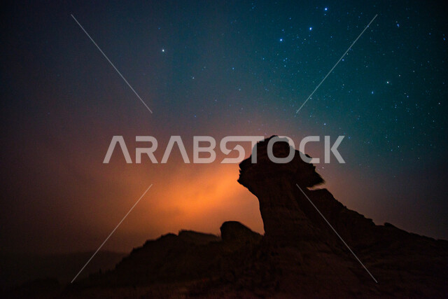 التكوينات الصخرية الطبيعية، قوس خشم ابو مخروق الطبيعي في مدينة الرياض في المملكة العربية السعودية، الطبيعة في المناطق الصحراوية، معالم السعودية السياحية