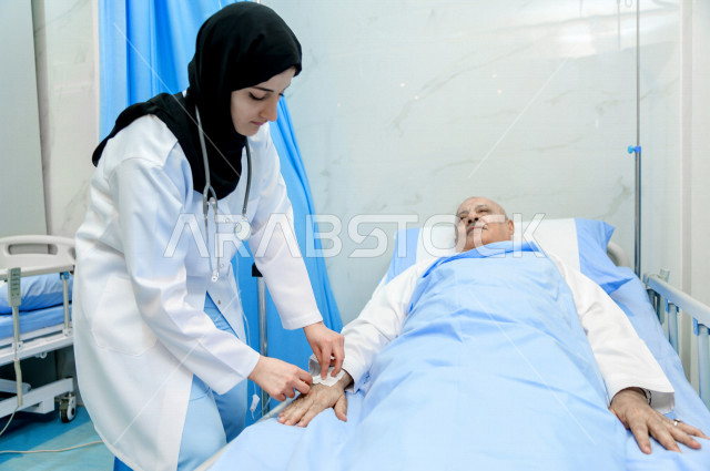 رجل كبير بالسن عربي خليجي سعودي مريض مستلقي على سرير المستشفى، تلقى العلاج و العناية في المستشفى ،اجراء عمليه جراحية ، مستشفى خاص بكبار السن، مفهوم الطب والرعاية الصحية