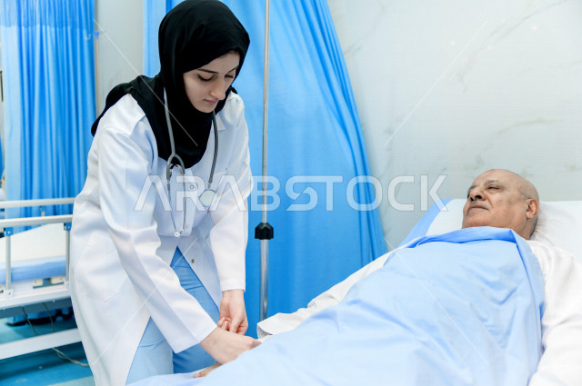 رجل كبير بالسن عربي خليجي سعودي مريض مستلقي على سرير المستشفى، تلقى العلاج و العناية في المستشفى ،اجراء عمليه جراحية ، مستشفى خاص بكبار السن، مفهوم الطب والرعاية الصحية