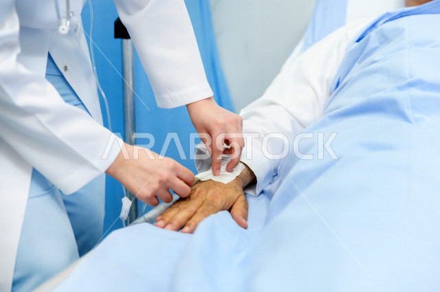 رجل كبير بالسن عربي خليجي سعودي مريض مستلقي على سرير المستشفى، تلقى العلاج و العناية في المستشفى ،اجراء عمليه جراحية ، مستشفى خاص بكبار السن، مفهوم الطب والرعاية الصحية