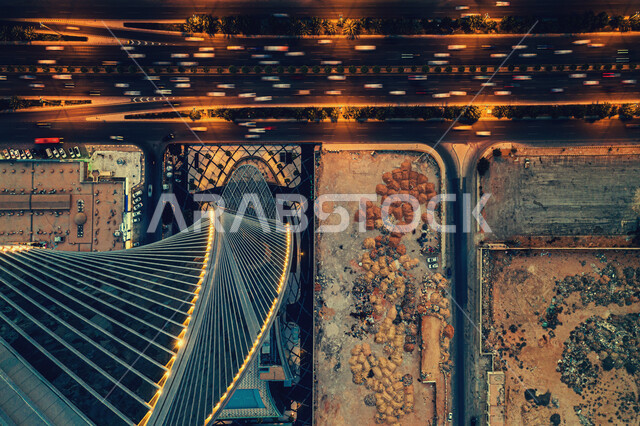 صورة علوية عامودية للبرج المجدول في مدينة الرياض في السعودية، الفن الهندسي المعماري، الابراج وناطحات السحاب، طرق وشوارع ومعالم الرياض المشهورة