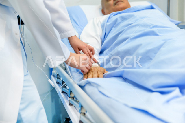 رجل كبير بالسن عربي خليجي سعودي مريض مستلقي على سرير المستشفى، تلقى العلاج و العناية في المستشفى ،اجراء عمليه جراحية ، مستشفى خاص بكبار السن، مفهوم الطب والرعاية الصحية
