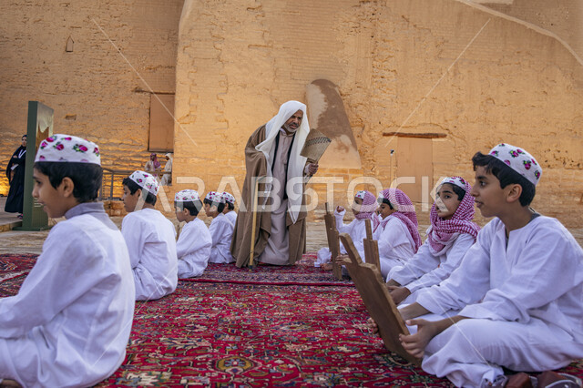 معالم تاريخية تراثية اثرية سياحية, مشروع تطوير الدرعية, مجموعة من الاطفال الصغار يرتدون الزي السعودي التقليدي في حفل افتتاح مطل ومنتزه البجيري الوطني التراثي في الدرعيه, احتفالات ومهرجانات في الرياض في المملكة العربية السعودية  .