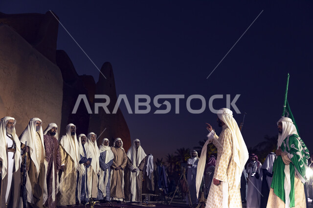 أسوار الدرعية القديمة, احتفالات افتتاح مطل ومنتزه البجيري في الدرعية في مدينة  الرياض ، عروض مسرحيه  شعبيه تراثيه ، مجموعه من الرجال العرب  السعوديون الخليجيون  يرتدون الزي  الشعبي التقليدي، اليوم الوطني السعودي ، معالم تراثية اثرية تايخيه مشهورة