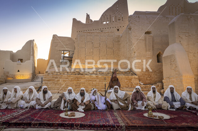 أسوار الدرعية القديمة, احتفالات افتتاح مطل ومنتزه البجيري في الدرعية في مدينة  الرياض ، عروض مسرحيه  شعبيه تراثيه ، مجموعه من الرجال العرب  السعوديون الخليجيون  يرتدون الزي  الشعبي التقليدي، اليوم الوطني السعودي ، معالم تراثية اثرية تايخيه مشهورة