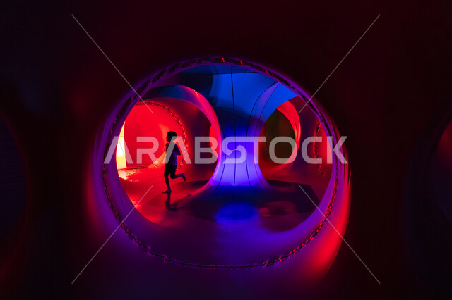  فعاليات اللعب بالضوء والألوان,  أنشطة ترفيهية علمية و ثقافية في موسم تنوين, الهياكل الهوائية العملاقة ذات القبب الملونة في داخل مركز الملك عبد العزيز الثقافي العالمي في مدينة الظهران في المملكة العربية السعودية.