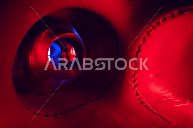 الهياكل الهوائية العملاقة ذات القبب الملونة في داخل مركز الملك عبد العزيز الثقافي العالمي في مدينة الظهران في المملكة العربية السعودية، فعاليات اللعب بالضوء والألوان,  أنشطة ترفيهية علمية و ثقافية في موسم تنوين.