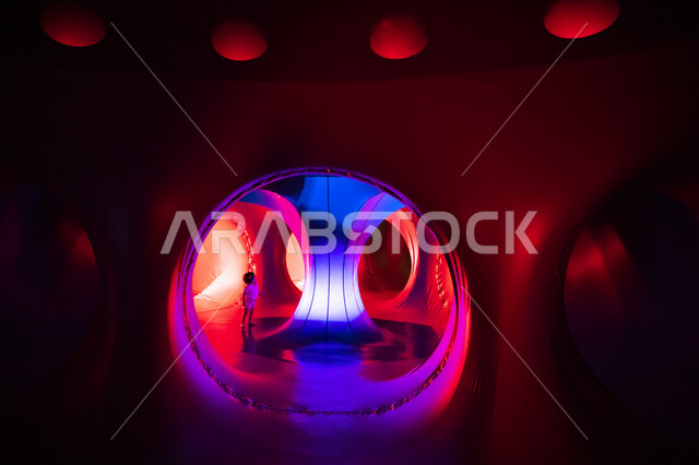 الهياكل الهوائية العملاقة ذات القبب الملونة في داخل مركز الملك عبد العزيز الثقافي العالمي في مدينة الظهران في المملكة العربية السعودية، فعاليات اللعب بالضوء والألوان,  أنشطة ترفيهية علمية و ثقافية في موسم تنوين.