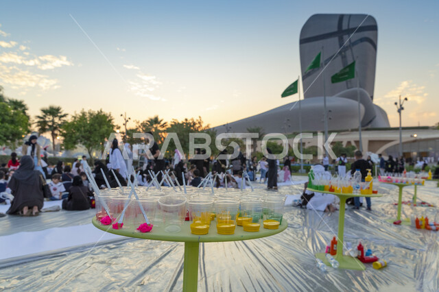 ربط المواهب السعودية بالخبرات العلميية و تعزيز الصناعات الابداعية عبر وسائل الفن ضمن فعاليات و أنشطة موسم تنوين في مركز اثراء, مبنى الملك عبد العزيز الثقافي العالمي في مدينة الظهران في المملكة العربية السعودية, منارة ثقافية و معالم سياحية مشهورة.